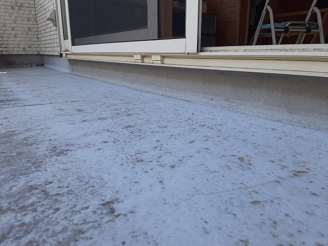 ベランダ防水網が見えている